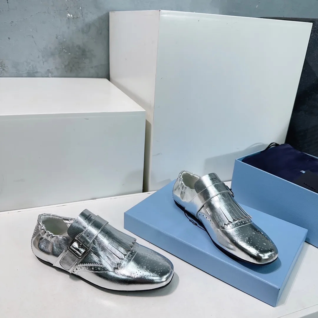 👟👟Ex-factory price 580👟👟! Prada 25 spring and summer catwalk new brogue carved tassel retro loafers and slippers series 🔥 🌟🌟🌟This shoe deliberately presents a classic and retro style, with both masculine temperament and feminine style, forming a binary contrast, highlighting the iconic style of the Prada series. The tassels are crafted using special craftsmanship, and details such as buckles and brogue patterns reveal traditional charm. An unconventional and surprising reinterpretation, the shoe is re-launched in a more fashionable design. The upper is made of imported calfskin, the lining is sheepskin, and the original molded rubber sole. Number of yards: 35-40 (40 pieces are non-refundable). Comes with original packaging.